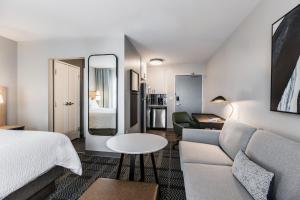Postel nebo postele na pokoji v ubytování Staybridge Suites - Dawson Creek by IHG