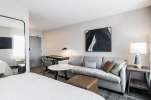 Postel nebo postele na pokoji v ubytování Staybridge Suites - Dawson Creek by IHG