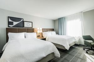 Postel nebo postele na pokoji v ubytování Staybridge Suites - Dawson Creek by IHG