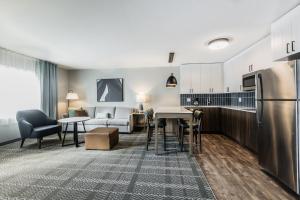 Kuchyň nebo kuchyňský kout v ubytování Staybridge Suites - Dawson Creek by IHG