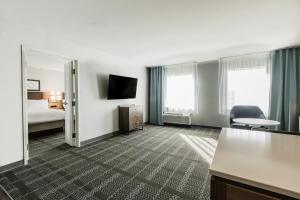 TV a/nebo společenská místnost v ubytování Staybridge Suites - Dawson Creek by IHG