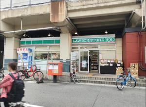 Una tienda con tres bicicletas estacionadas afuera. en Osaka 365B&B, en Osaka