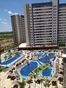 una vista aerea di un resort con diverse piscine di Hotel Resort Próximo ao Parque Thermas a Olímpia Altre 34 foto