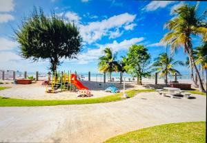 - une aire de jeux avec toboggan sur la plage dans l'établissement Acogedor Alojamiento Turístico Isla Verde, à San Juan