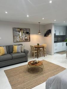 un salon avec un canapé et une table dans l'établissement Acogedor Alojamiento Turístico Isla Verde, à San Juan