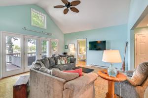 ein Wohnzimmer mit Sofa und Tisch in der Unterkunft Charming Wolcott Cottage with Fire Pit and Mini Dock in Wolcott