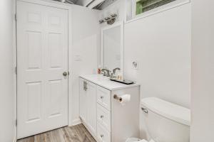 ein weißes Badezimmer mit Toilette und Waschbecken in der Unterkunft Charming Wolcott Cottage with Fire Pit and Mini Dock in Wolcott + 32 Fotos