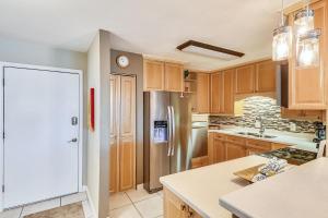 Kuchyň nebo kuchyňský kout v ubytování Dolphin Point 202C- by Holiday Isle Properties