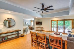 Χώρος καθιστικού στο Lakefront Home with Deck, Near Mammoth Cave Park!