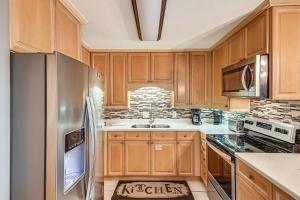 Kuchyň nebo kuchyňský kout v ubytování Dolphin Point 202C- by Holiday Isle Properties