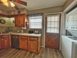 una cucina con armadi in legno e una porta in legno di Valley Condo 106 - Creekside - WiFi - Hot Tub - Fireplace - Washer - Dryer - Playground a Red River