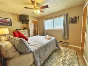una camera da letto con un letto e un ventilatore a soffitto di Valley Condo 106 - Creekside - WiFi - Hot Tub - Fireplace - Washer - Dryer - Playground a Red River Altre 13 foto