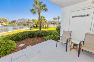 un patio con 2 sillas y vistas al agua en Dolphin Point 105B- by Holiday Isle Properties, en Destin