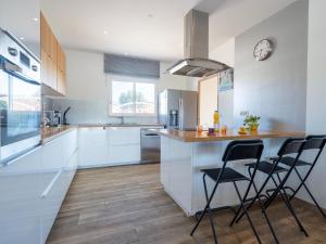 Dapur atau dapur kecil di Majestic villa with private pool