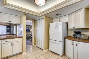 Η κουζίνα ή μικρή κουζίνα στο Inlet Reef 109- by Holiday Isle Properties