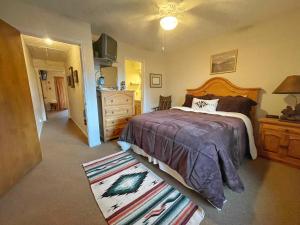 una camera da letto con un letto e una cassettiera di Valley Condo 124 - Creekside - WiFi - Hot Tub - Fireplace - Washer - Dryer - Playground a Red River Altre 12 foto