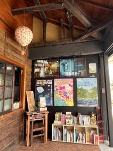 Biblioteca nella stanza in casa privata