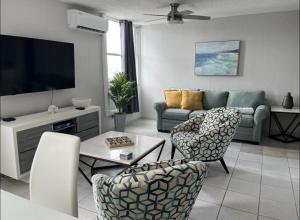 TV a/nebo společenská místnost v ubytování Oceanfront in Luquillo
