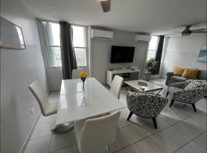 TV a/nebo společenská místnost v ubytování Oceanfront in Luquillo