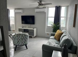 TV a/nebo společenská místnost v ubytování Oceanfront in Luquillo