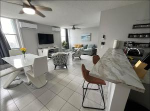 TV a/nebo společenská místnost v ubytování Oceanfront in Luquillo