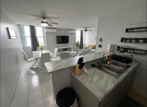 Kuchyň nebo kuchyňský kout v ubytování Oceanfront in Luquillo
