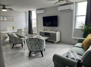 TV a/nebo společenská místnost v ubytování Oceanfront in Luquillo