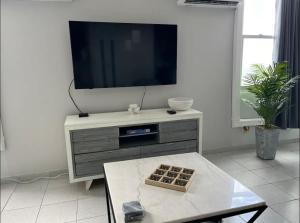 TV a/nebo společenská místnost v ubytování Oceanfront in Luquillo