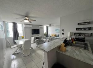 TV a/nebo společenská místnost v ubytování Oceanfront in Luquillo