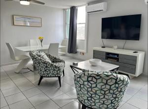 TV a/nebo společenská místnost v ubytování Oceanfront in Luquillo