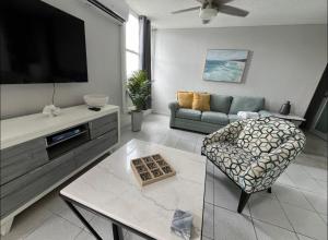 TV a/nebo společenská místnost v ubytování Oceanfront in Luquillo