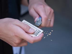 東京にあるホテルSUI銀座京橋byABESTの携帯電話を持つ者
