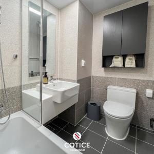 ein Badezimmer mit Toilette und Waschbecken in der Unterkunft Cotice The Bridge in Busan + 66 Fotos