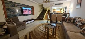 Posezení v ubytování Nyoum porto New Cairo Luxury Apartment