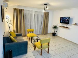 a living room with a couch and chairs and a tv at Depto. PREMIUM Barrio Norte in San Miguel de Tucumán