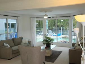 Φωτογραφία από το άλμπουμ του Luxury Hamptons Beachside Sanctuary σε Alexandra Headland