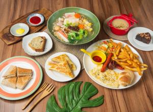 a wooden table with plates of food on it at 在路上 in Lukang