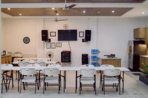 a room with a group of tables and chairs at Pierre Hotsprings in Los Baños