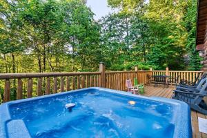Hồ bơi trong/gần Deja View Serene Mountain Cabin for a Family Get-away with a Hot tub Sauna Fire pit that is Pet Friendly