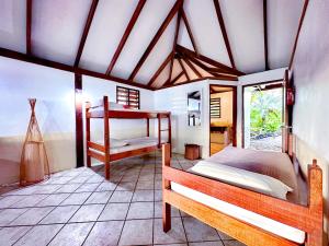 Postel nebo postele na pokoji v ubytování Hideaway Island Resort + 37 fotografií