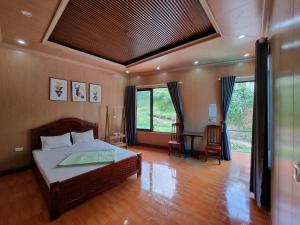 a bedroom with a large bed in a room at Bich Ngoc Villa - Venuestay in Tam Ðảo