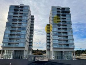 dos edificios altos uno al lado del otro en Torres al Mar, en Monte Hermoso