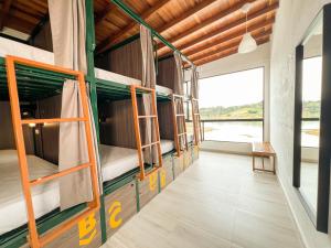 瓜塔佩Viajero Guatapé Hostel & Lake Club的一间设有几张双层床的客房