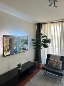 TV a/nebo společenská místnost v ubytování Departamento 2D2B con estacionamiento en pleno centro de Viña + 4 fotografie