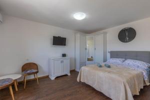 Giường trong phòng chung tại Seafront Apartment Sanja - Happy Rentals