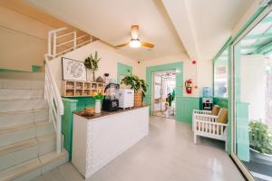 Kuchyň nebo kuchyňský kout v ubytování Catnip Seaside Hotel&Cafe