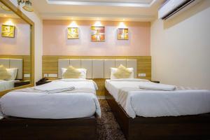 Postel nebo postele na pokoji v ubytování M Square Hotel