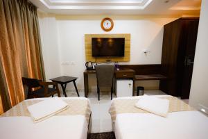 Postel nebo postele na pokoji v ubytování M Square Hotel