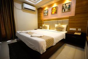 Postel nebo postele na pokoji v ubytování M Square Hotel