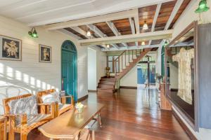 曼谷Priya Boutique House的客厅铺有木地板,设有楼梯。